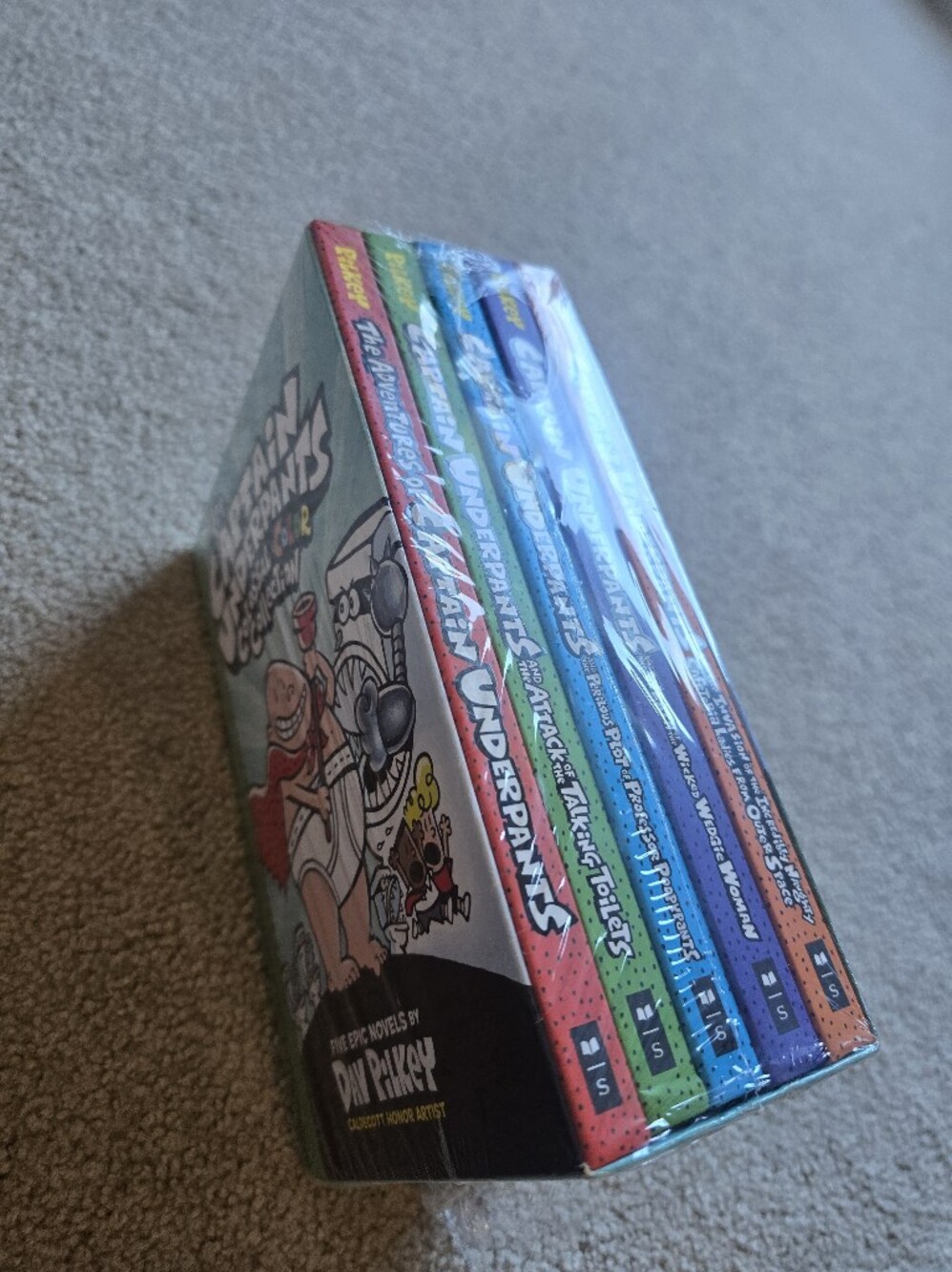 Captain Underpants Colossal Color Collection – 5 Book Box Set - Picture 2 of 10